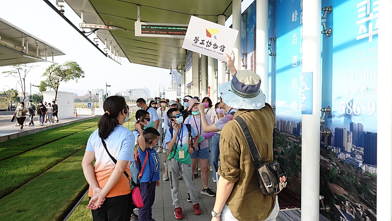 勞博館帶領市民朋友發掘輕軌百年的產業與勞動故事。（勞工局提供）