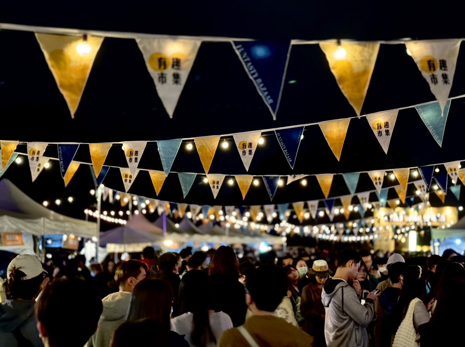 夜間市集人潮絡繹不絕。（觀光局提供）