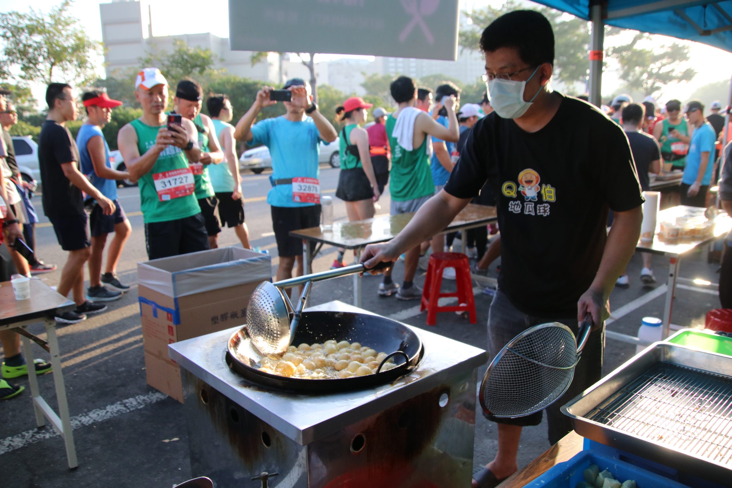 補給站提供夜市美食現炸地瓜球。（運發局提供）