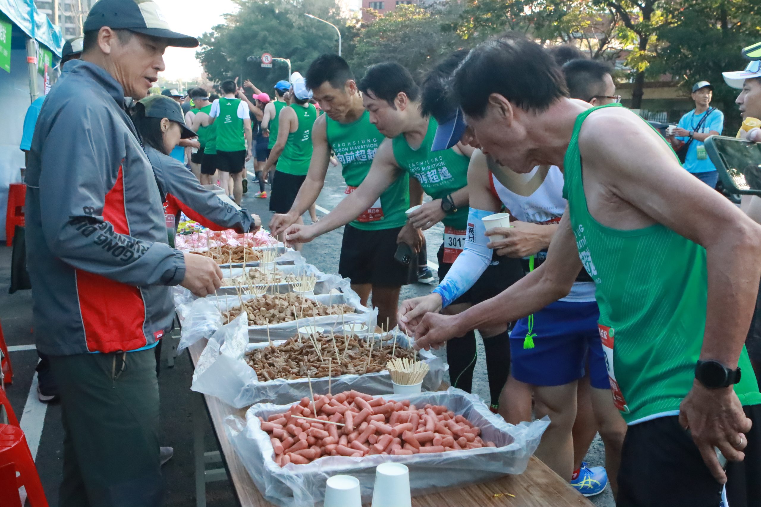 補給站提供高雄在地小吃阿囉哈滷味。（運發局提供）