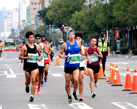 如經賽事區域，請耐心配合警方及賽事工作人員指引改道或優先禮讓選手通過。（運發局提供）