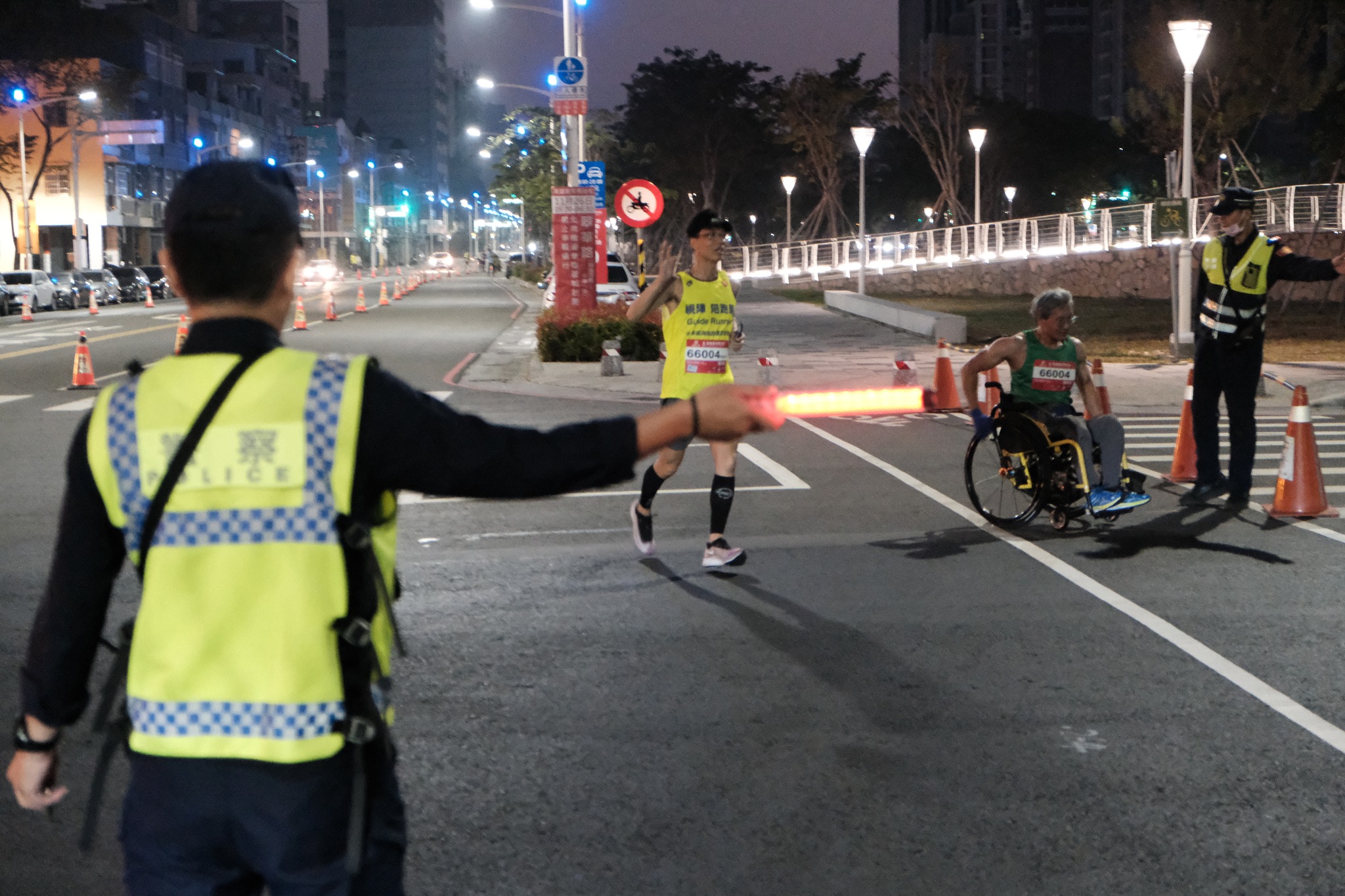 鼓山分局協助馬拉松道路管制。（運發局提供）