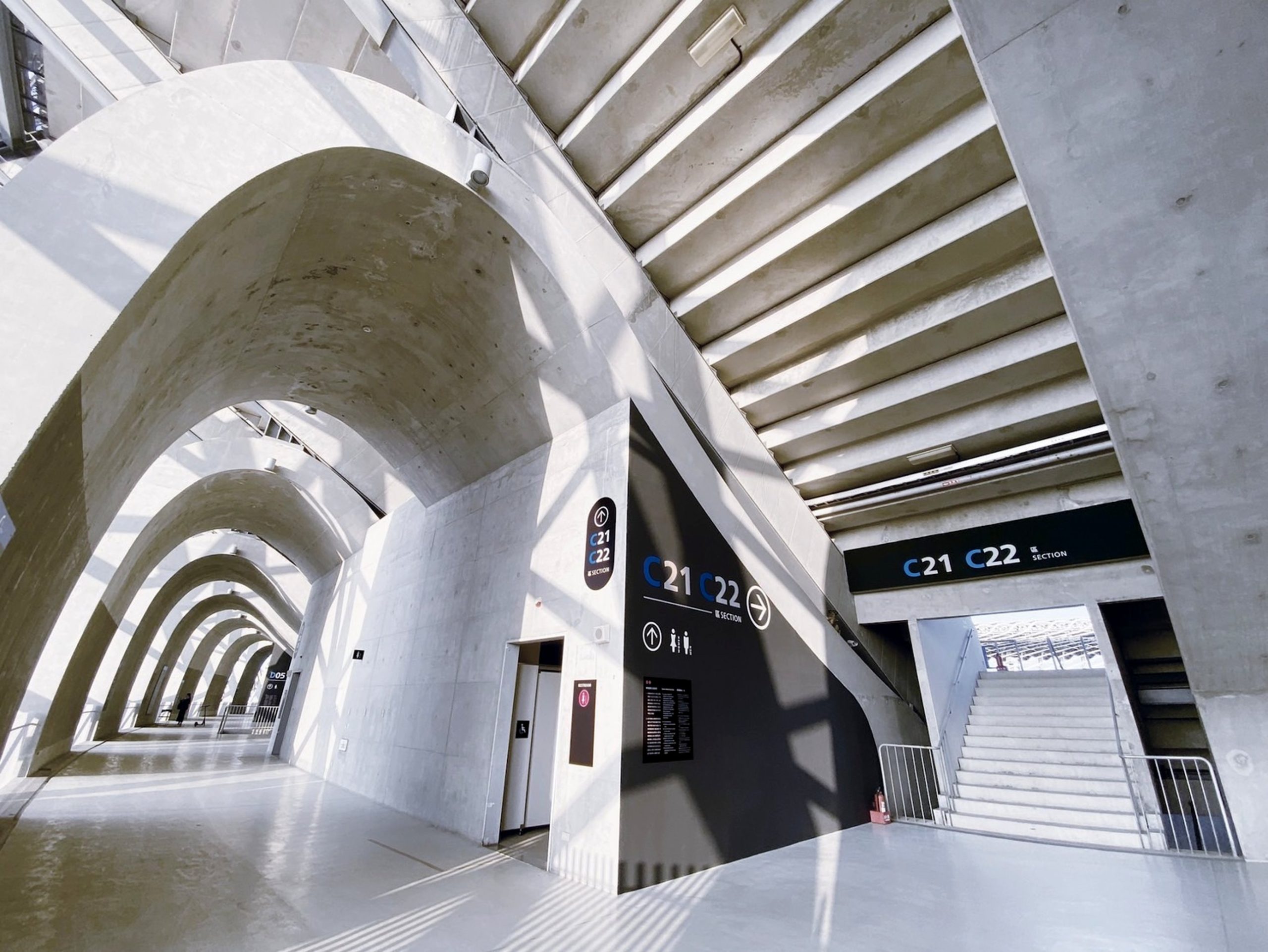 太陽能發電除提供給場館自用，多餘的發電量還可以賣給台電，去（111）年售予台電共41萬度，減少碳排約203噸。（圖/手心設計事務所提供）