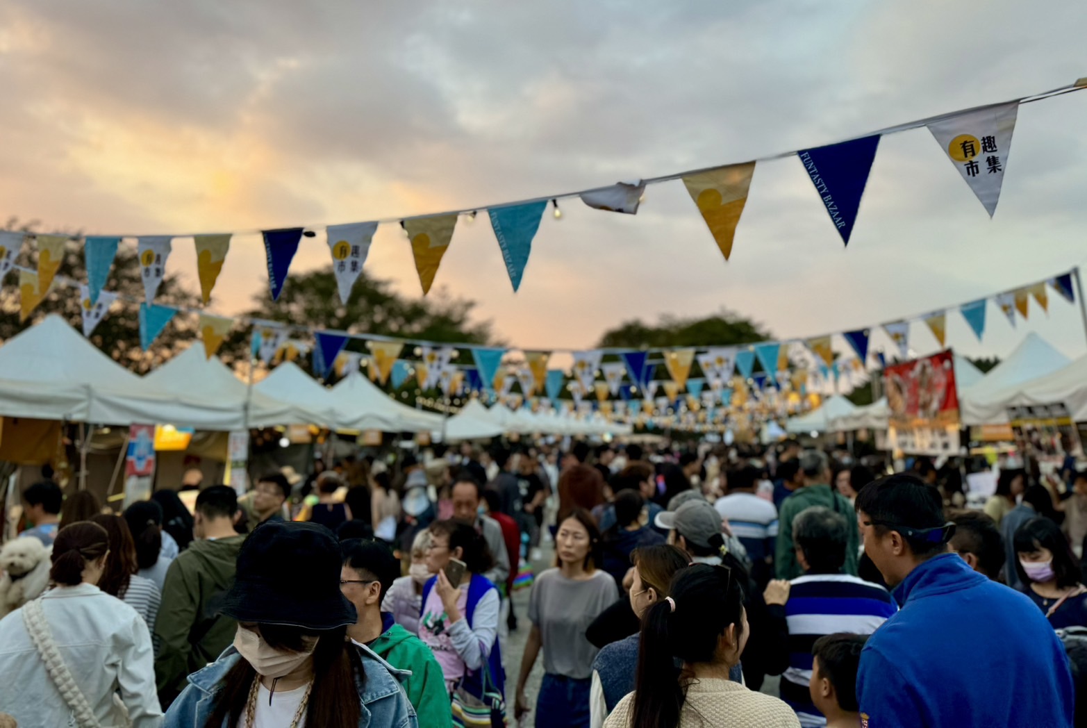 美食及餐車市集吸引滿滿人潮。（觀光局提供）