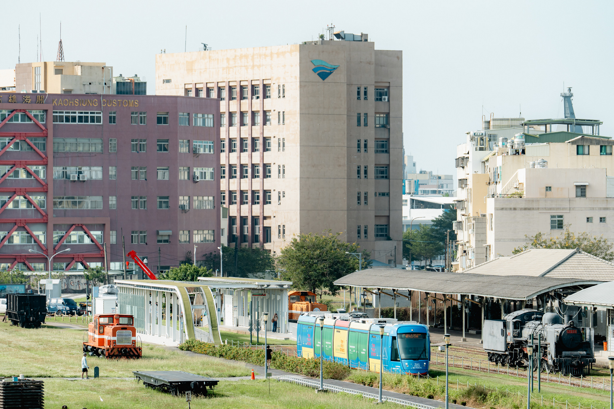 高雄設計節移動展區輕軌列車，鮮明亮眼的車身乘載著生活中巧妙又微小的設計。（文化局提供）