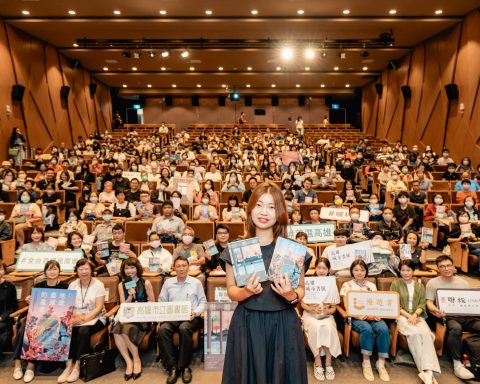 金草葉（김초엽）今(12)日於高雄市立圖書館總館際會廳以「科幻小說，遇見另一個世界的方法」為主題在「2023高雄城市書展」上與高雄民眾分享科幻世界，同時也是全台首場在高雄的見面會。（高市圖提供）