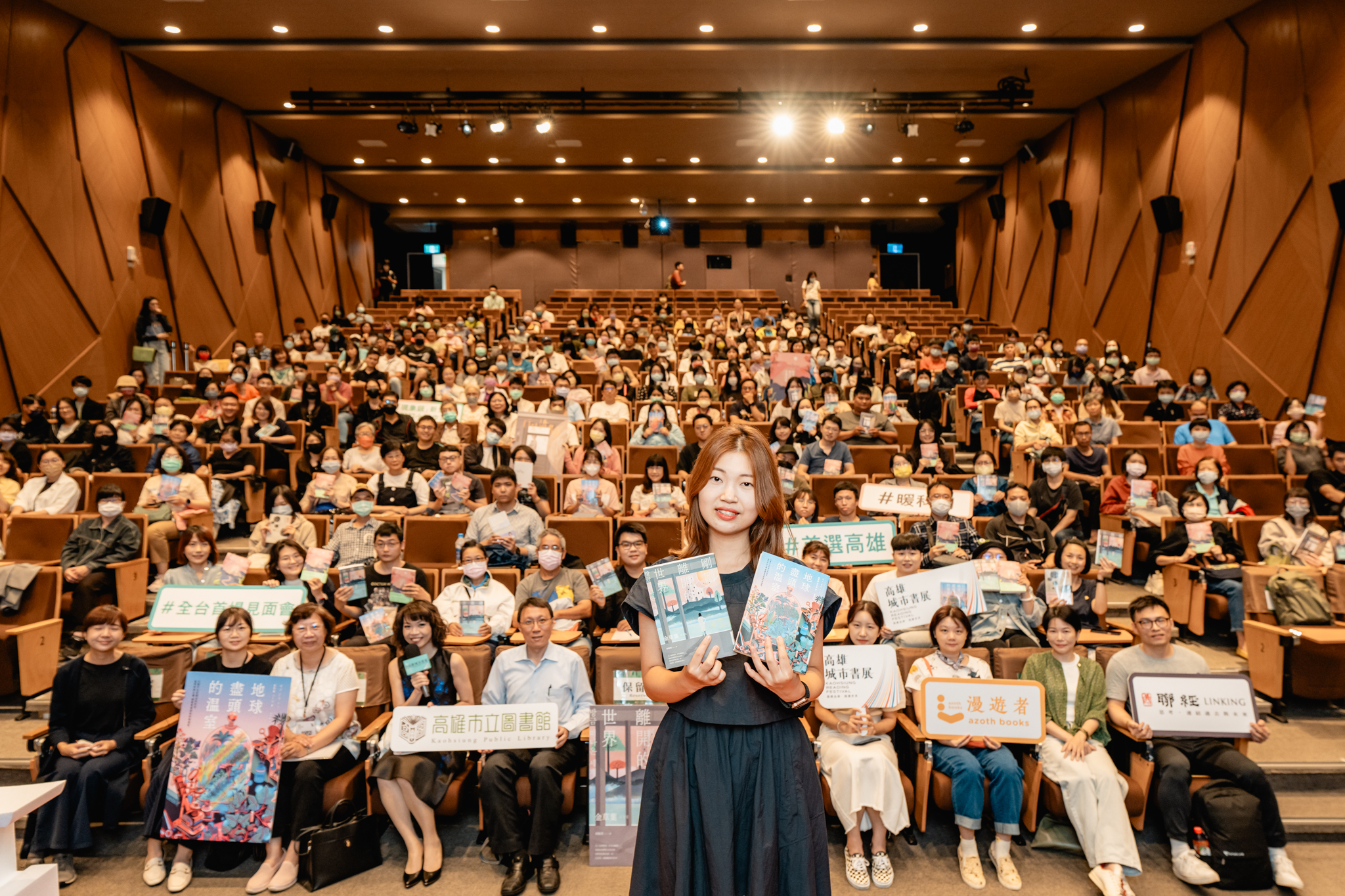 金草葉（김초엽）今(12)日於高雄市立圖書館總館際會廳以「科幻小說，遇見另一個世界的方法」為主題在「2023高雄城市書展」上與高雄民眾分享科幻世界，同時也是全台首場在高雄的見面會。（高市圖提供）