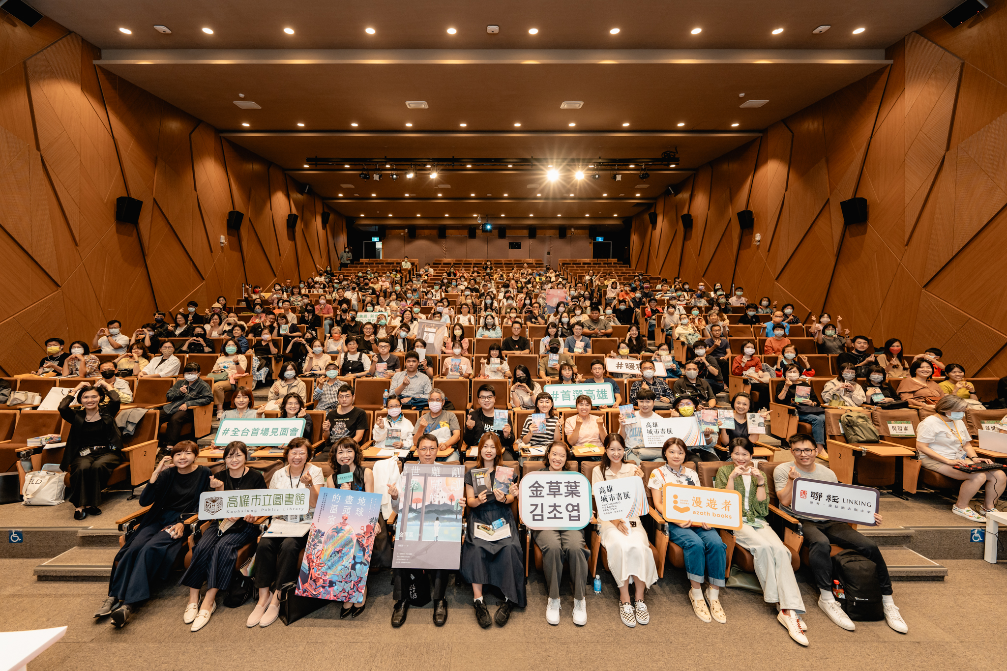 金草葉（김초엽）今(12)日於高雄市立圖書館總館際會廳以「科幻小說，遇見另一個世界的方法」為主題在「2023高雄城市書展」上與高雄民眾分享科幻世界，同時也是全台首場在高雄的見面會。（高市圖提供）