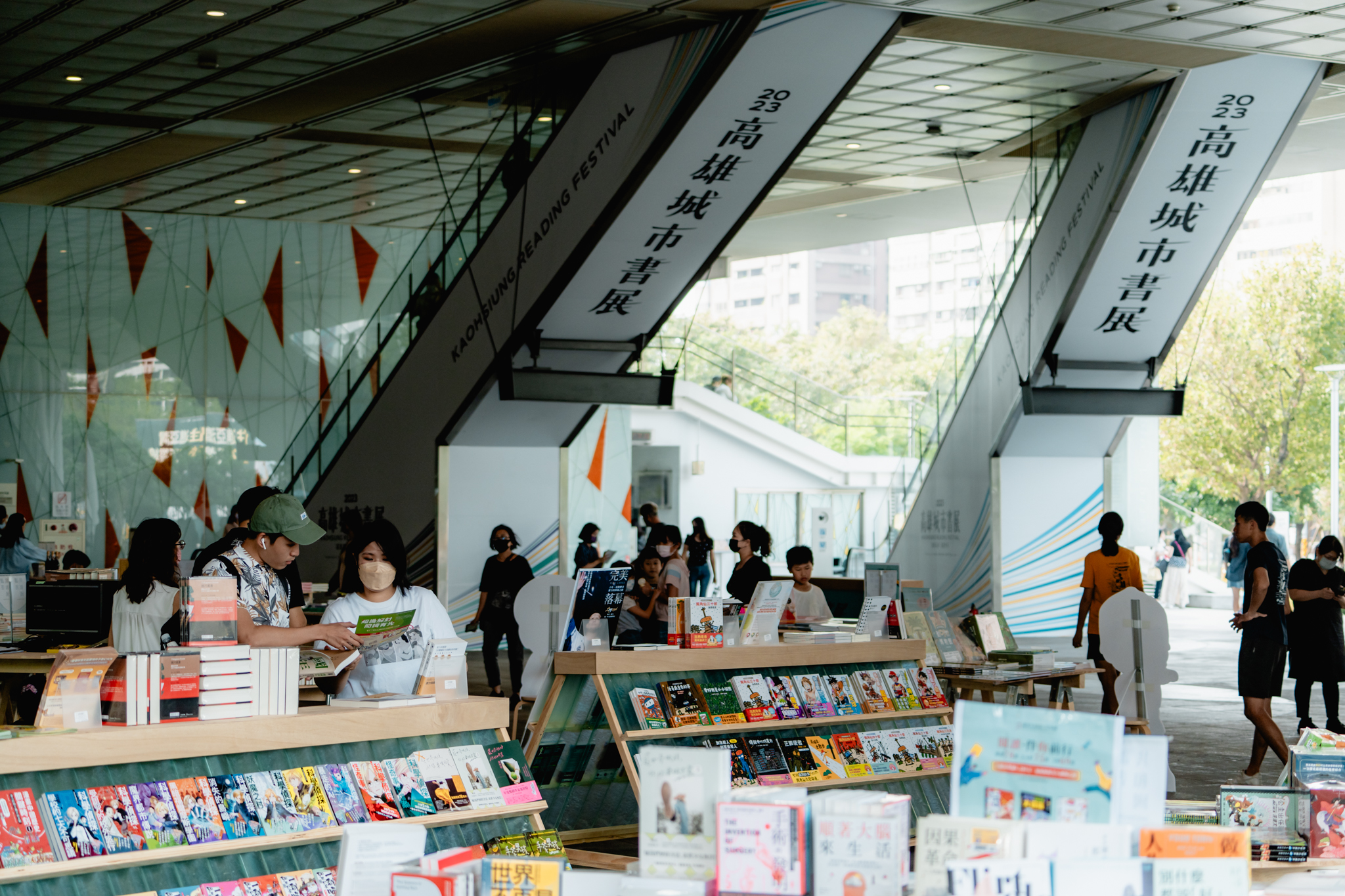 2023高雄城市書展期間攜手70家出版社及40家獨立書店聚集於港灣書展。（高市圖提供）