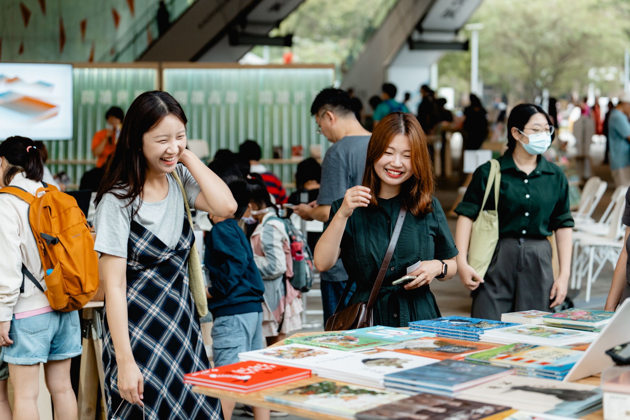 韓國暖科幻作家金草葉（김초엽）逛高雄城市書展草地市集。（高市圖提供）