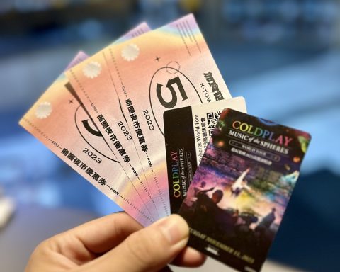 憑COLDPLAY演唱會門票兌換商圈夜市優惠券，為保持票卡的完整性，市府也特別進階服務，透過掃描票卡QR Code進行兌換驗證，不會留下記號，更不會影響入場，請樂迷放心，踴躍領取。（經發局提供）