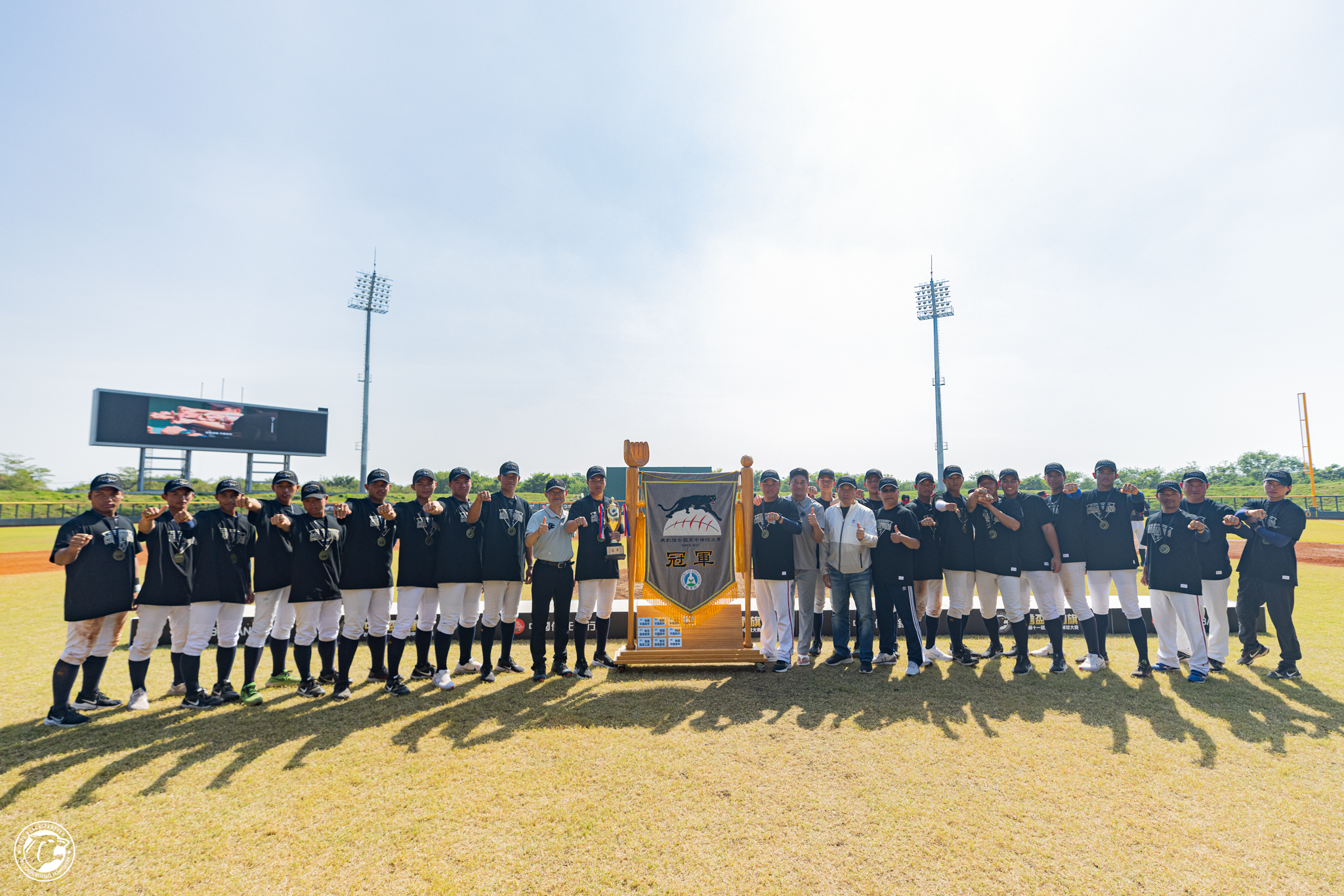 平鎮高中與冠軍錦旗。（展逸國際提供）