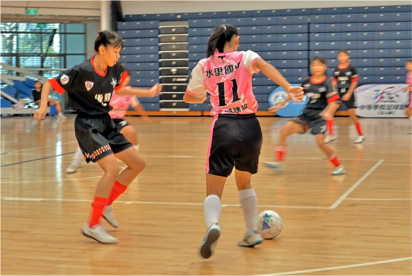 後勁女足隊戰水里國中。（後勁國中提供）