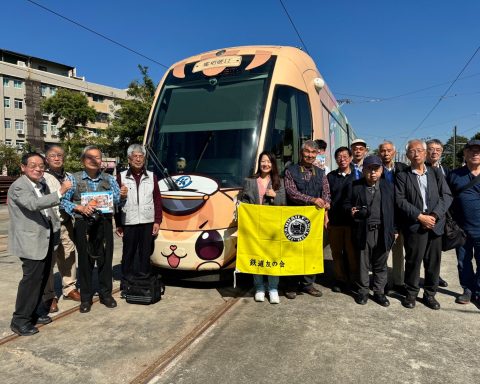 日本鐵道之友協會古稀歐吉桑跨海造訪高雄輕軌。（高捷提供）