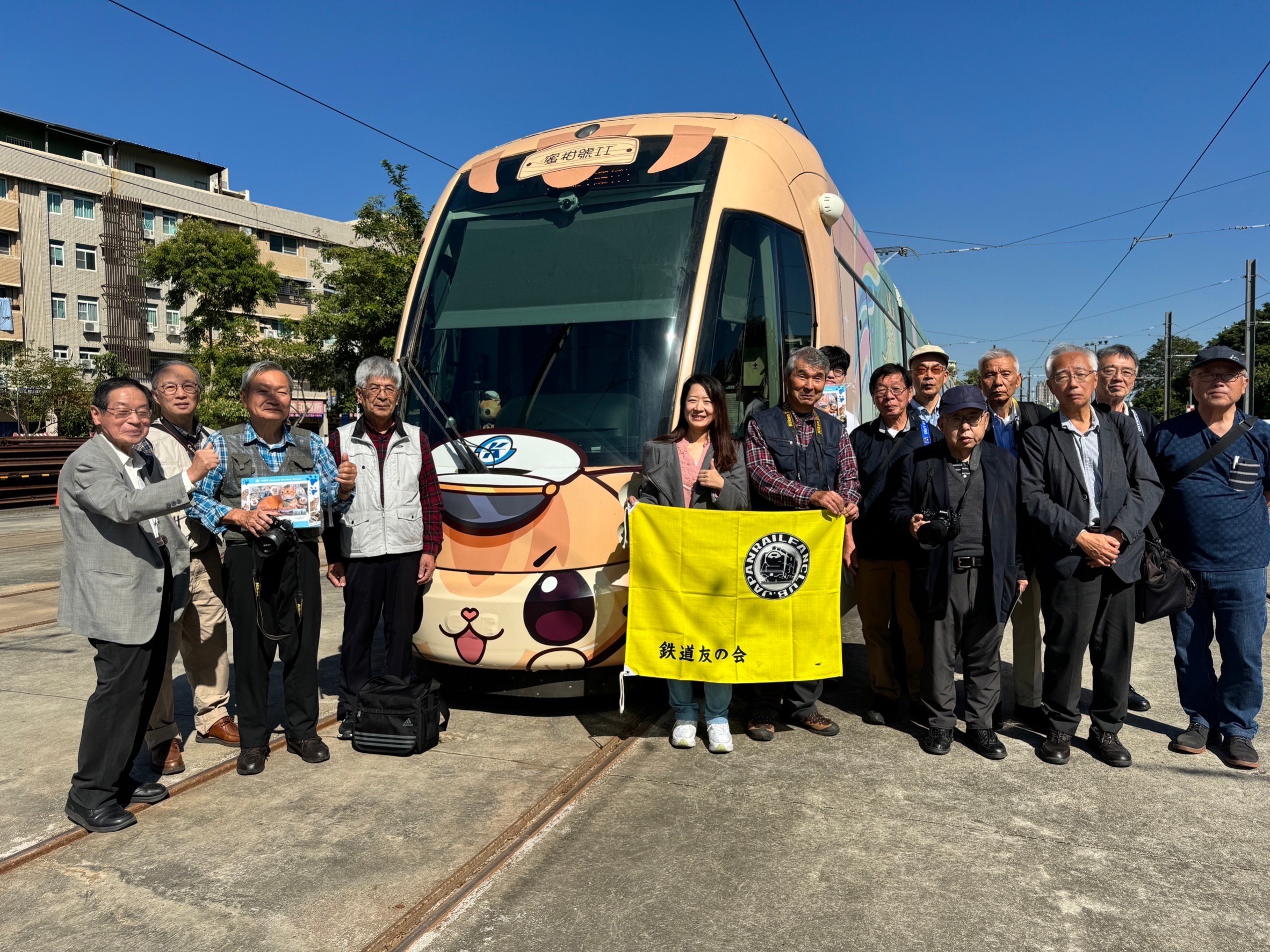 日本鐵道之友協會古稀歐吉桑跨海造訪高雄輕軌。（高捷提供）