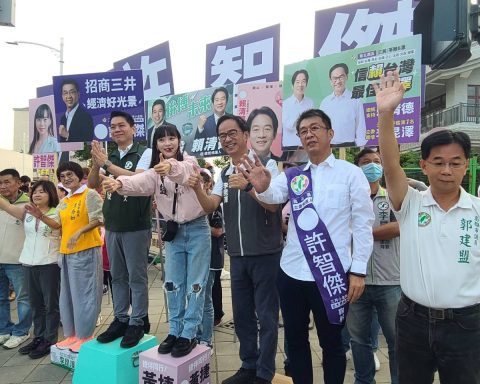 立委許智傑與立委候選人黃捷以「大傑+小捷」合體拜票。（立委許智傑服務處提供）