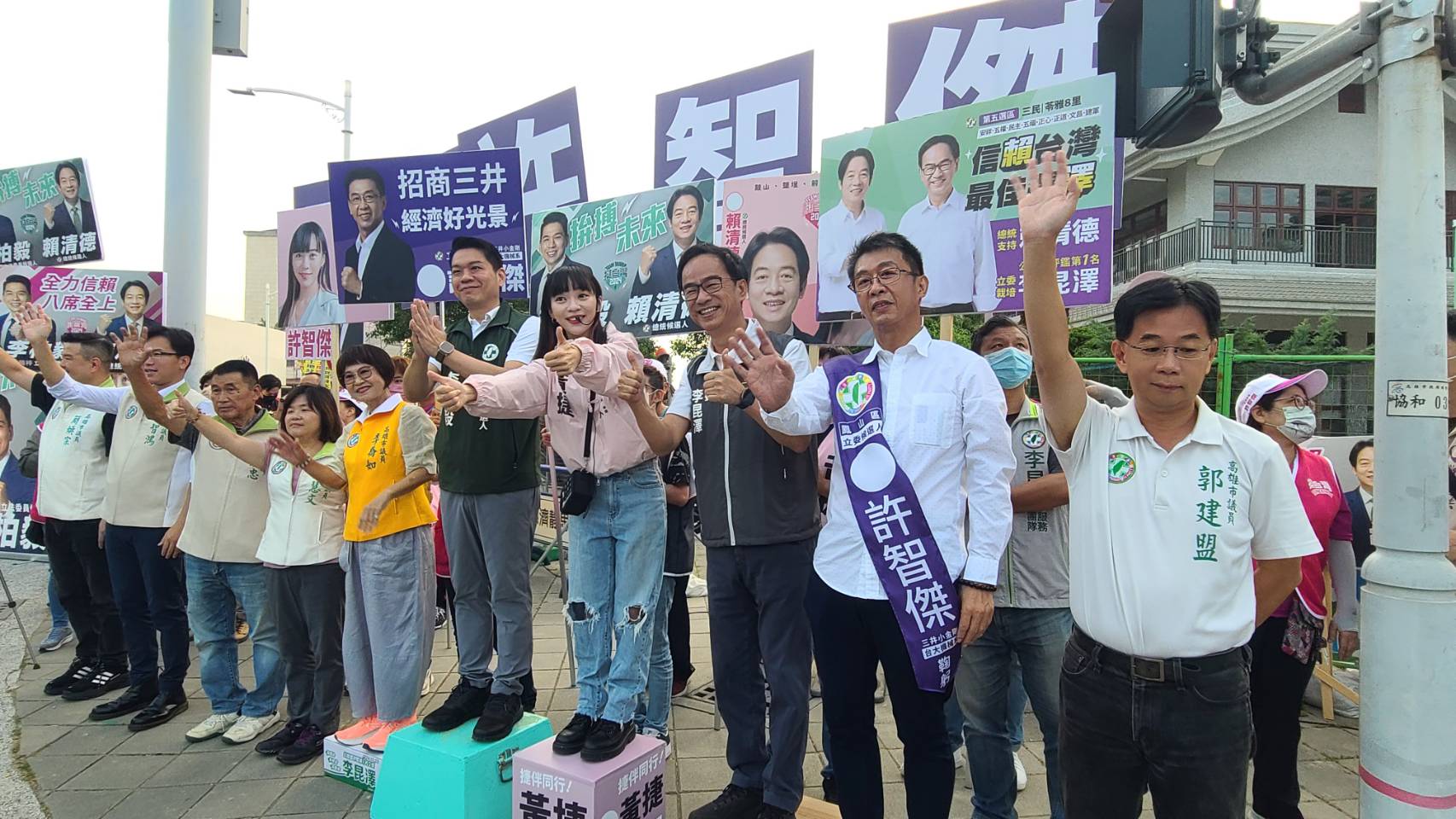 立委許智傑與立委候選人黃捷以「大傑+小捷」合體拜票。（立委許智傑服務處提供）