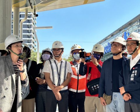 高雄輕軌年底成圓，捷運局勘查新完工的車站月台。（捷運局提供）