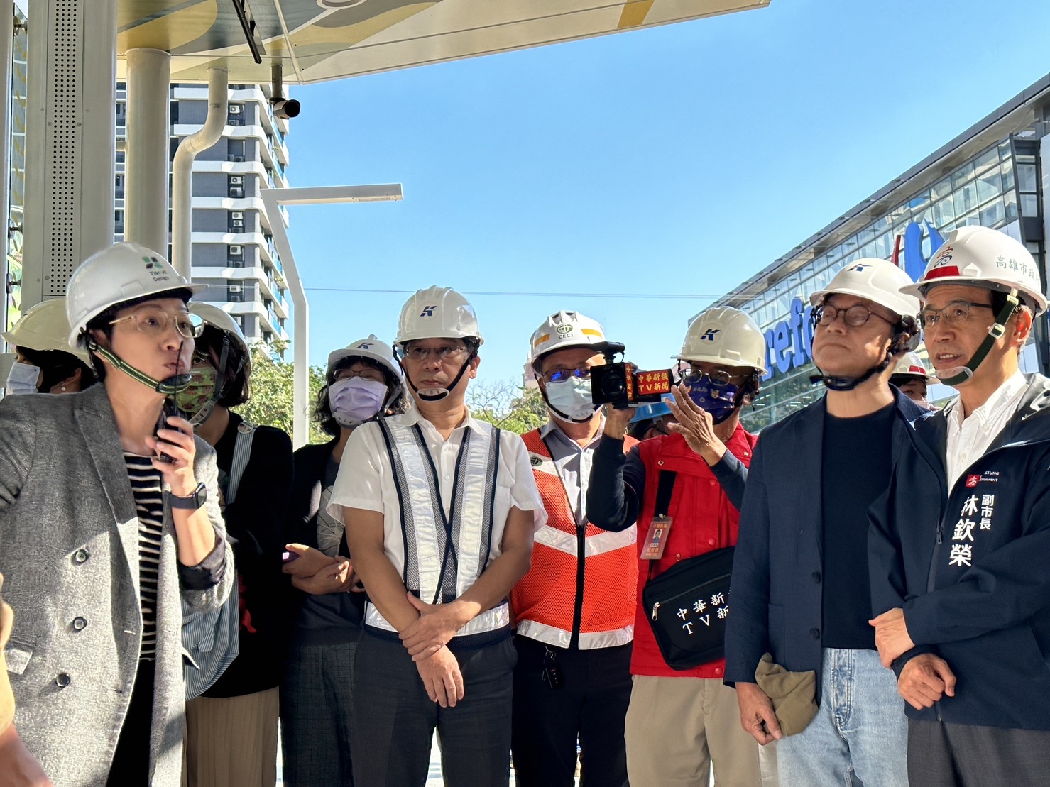 高雄輕軌年底成圓，捷運局勘查新完工的車站月台。（捷運局提供）