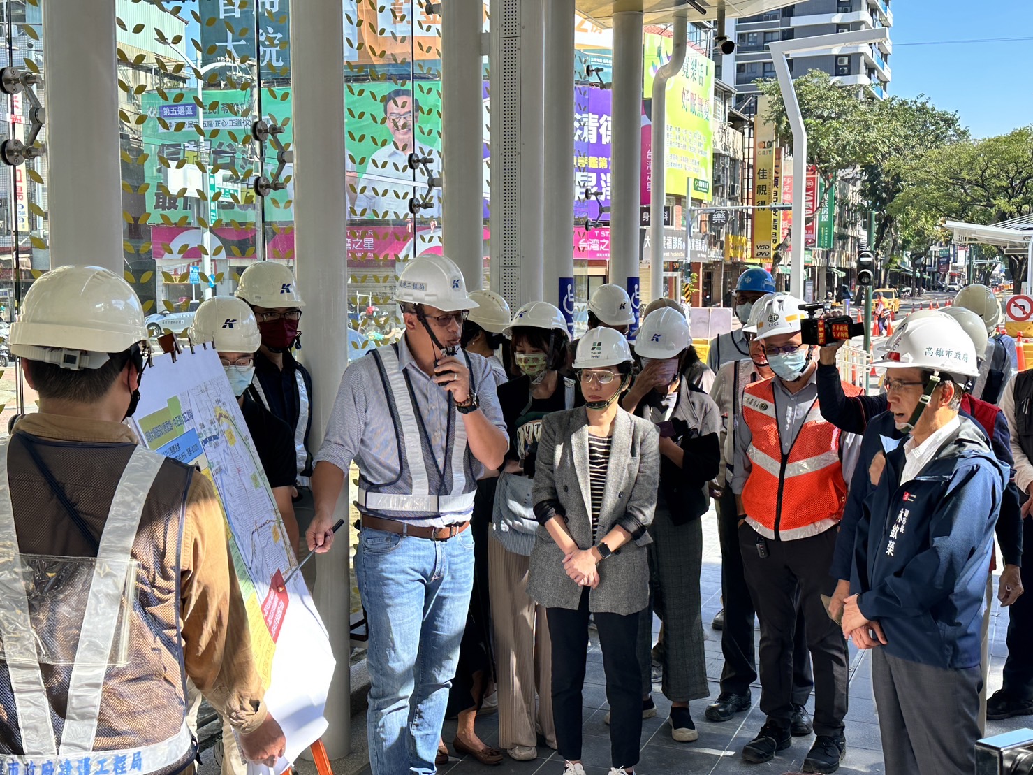 高雄輕軌年底成圓，捷運局勘查新完工的車站月台。（捷運局提供）