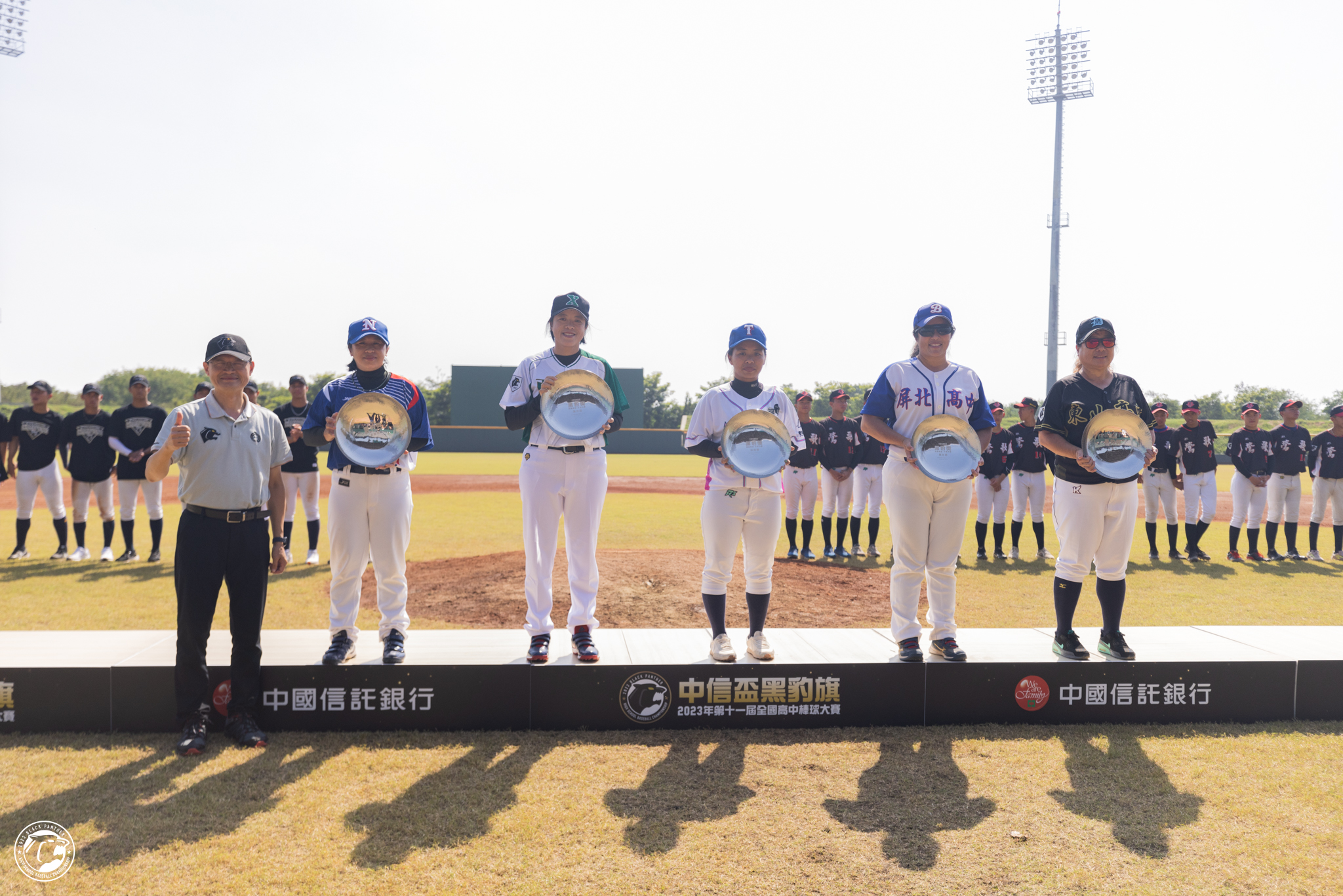 黑豹獎：台北東山林睿利教練（右起） 、屏北高中賴思霖教練、西松高中陳侑函教練、中興商工梁逸姍教練與南投高中黃嘉君教練。（展逸國際提供）