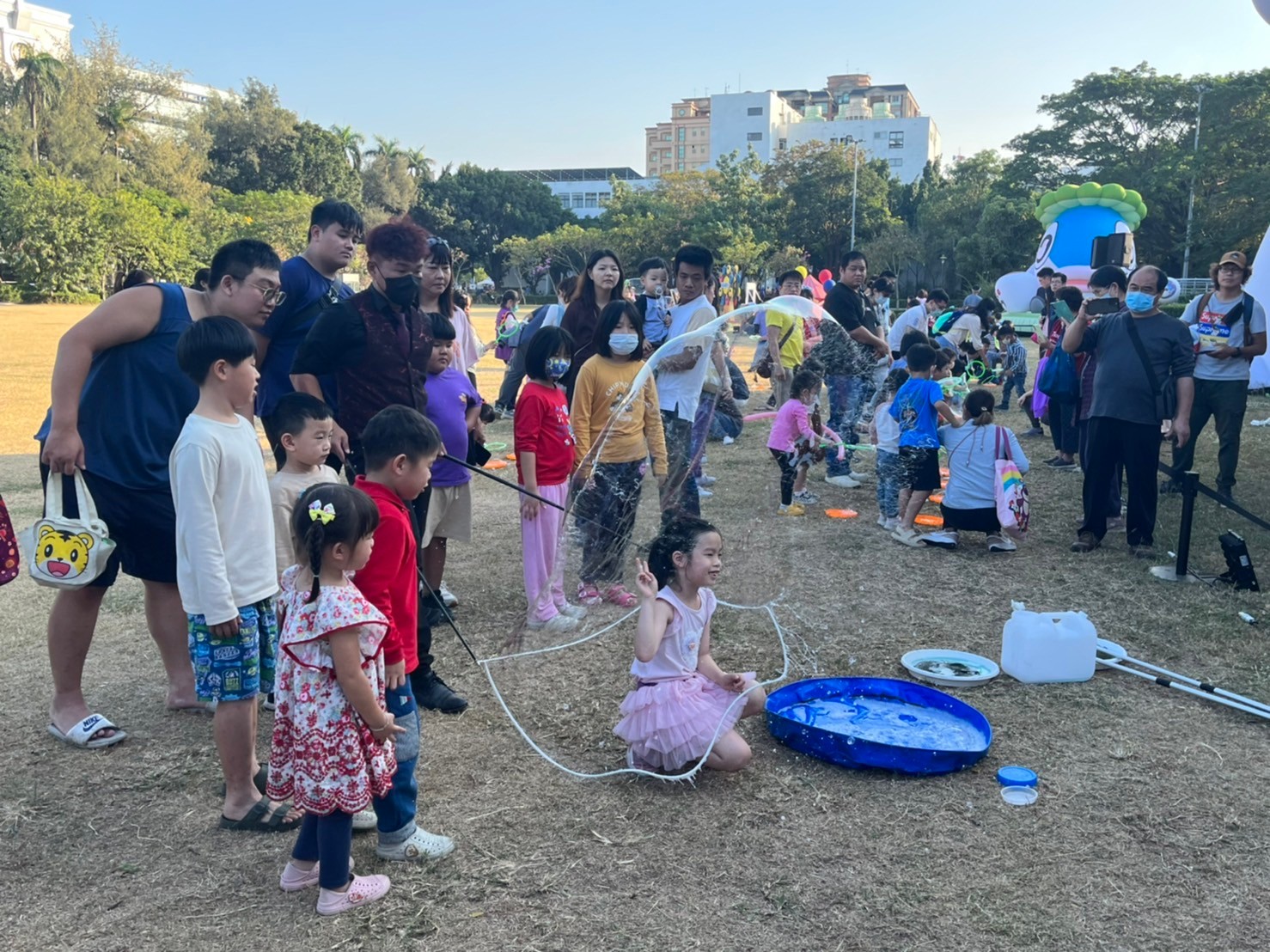 魚頭君的遊樂場假日街頭藝人表演。（觀旅局提供）