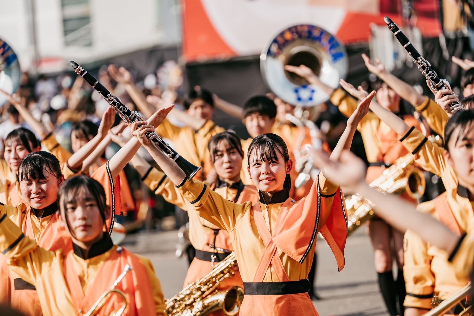 日本超高人氣行進樂隊京都橘高校吹奏樂部「橘色惡魔」在高雄時代大道進行2023年返台首場演出。（高市府提供）