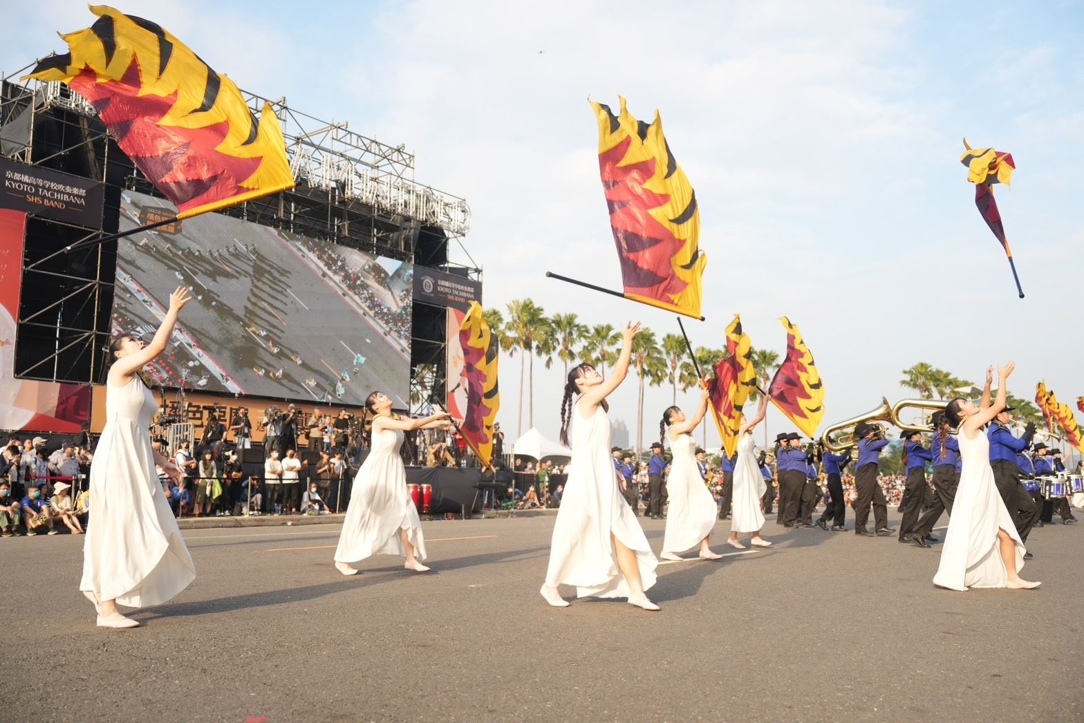 高雄高商樂旗隊表演。（高市府提供）