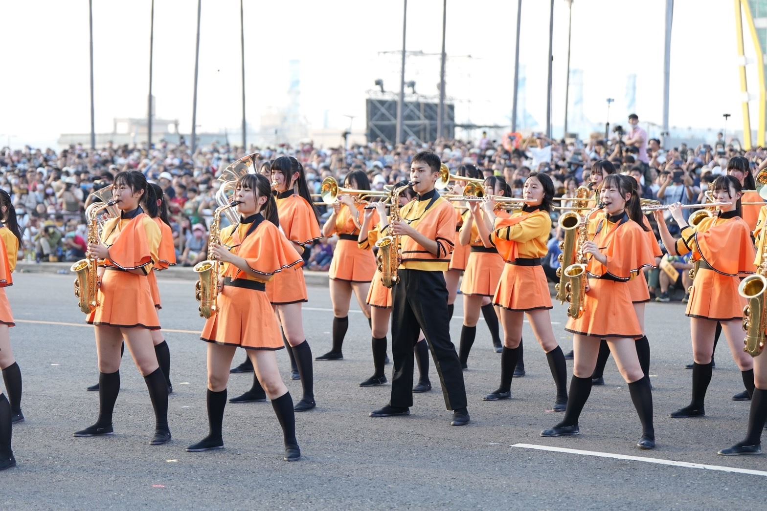 日本超高人氣行進樂隊京都橘高校吹奏樂部「橘色惡魔」在高雄時代大道進行2023年返台首場演出。（高市府提供）