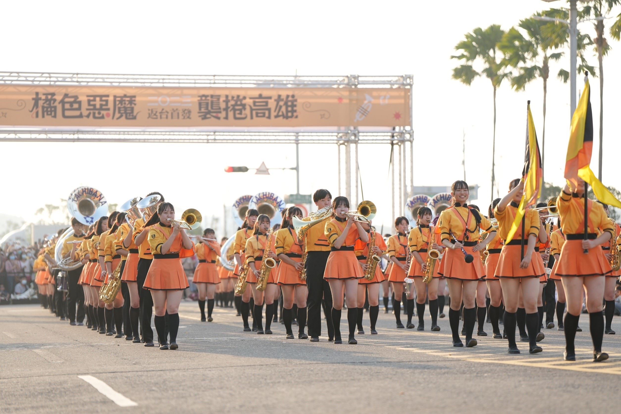 日本超高人氣行進樂隊京都橘高校吹奏樂部「橘色惡魔」在高雄時代大道進行2023年返台首場演出。（高市府提供）