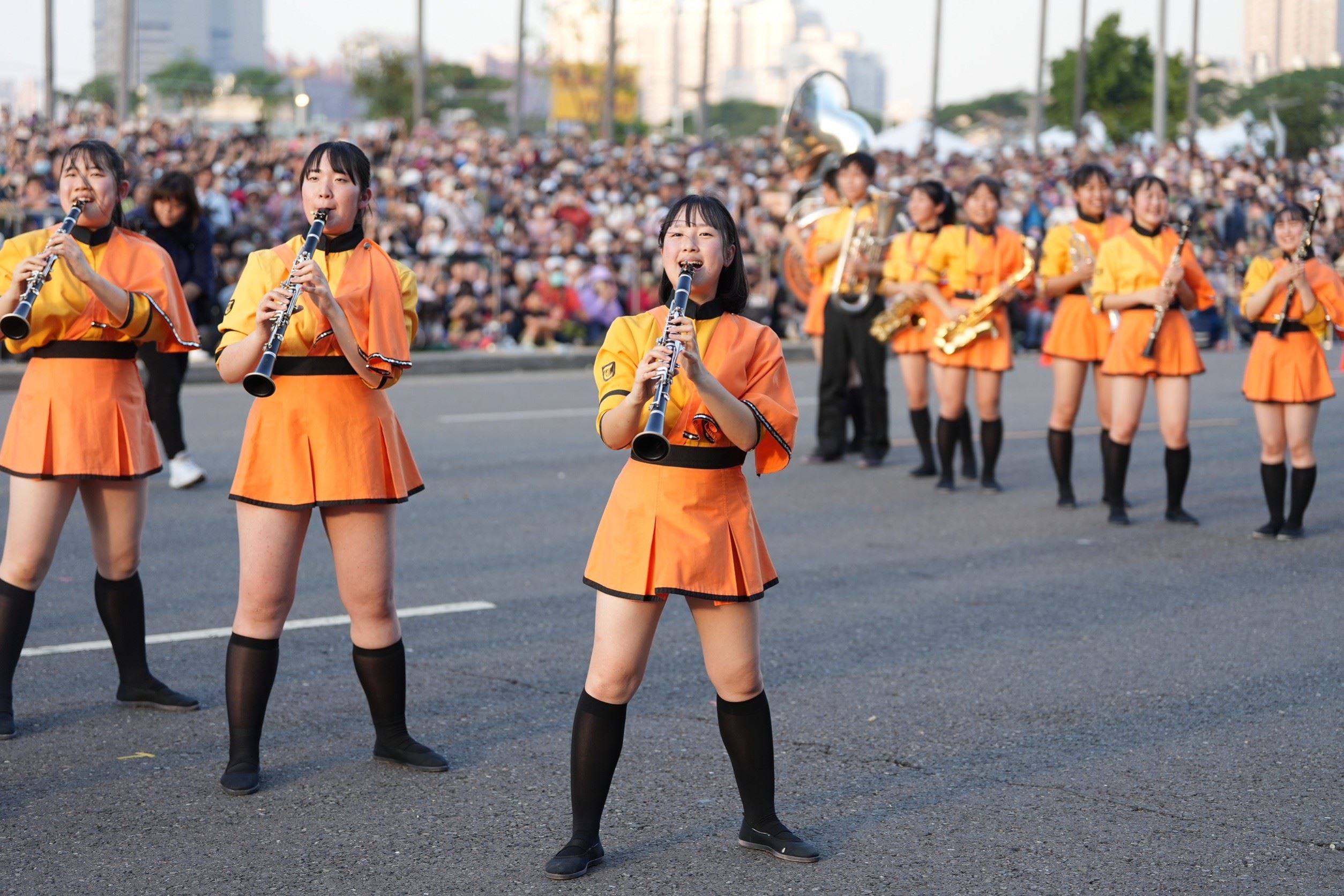 日本超高人氣行進樂隊京都橘高校吹奏樂部「橘色惡魔」在高雄時代大道進行2023年返台首場演出。（高市府提供）