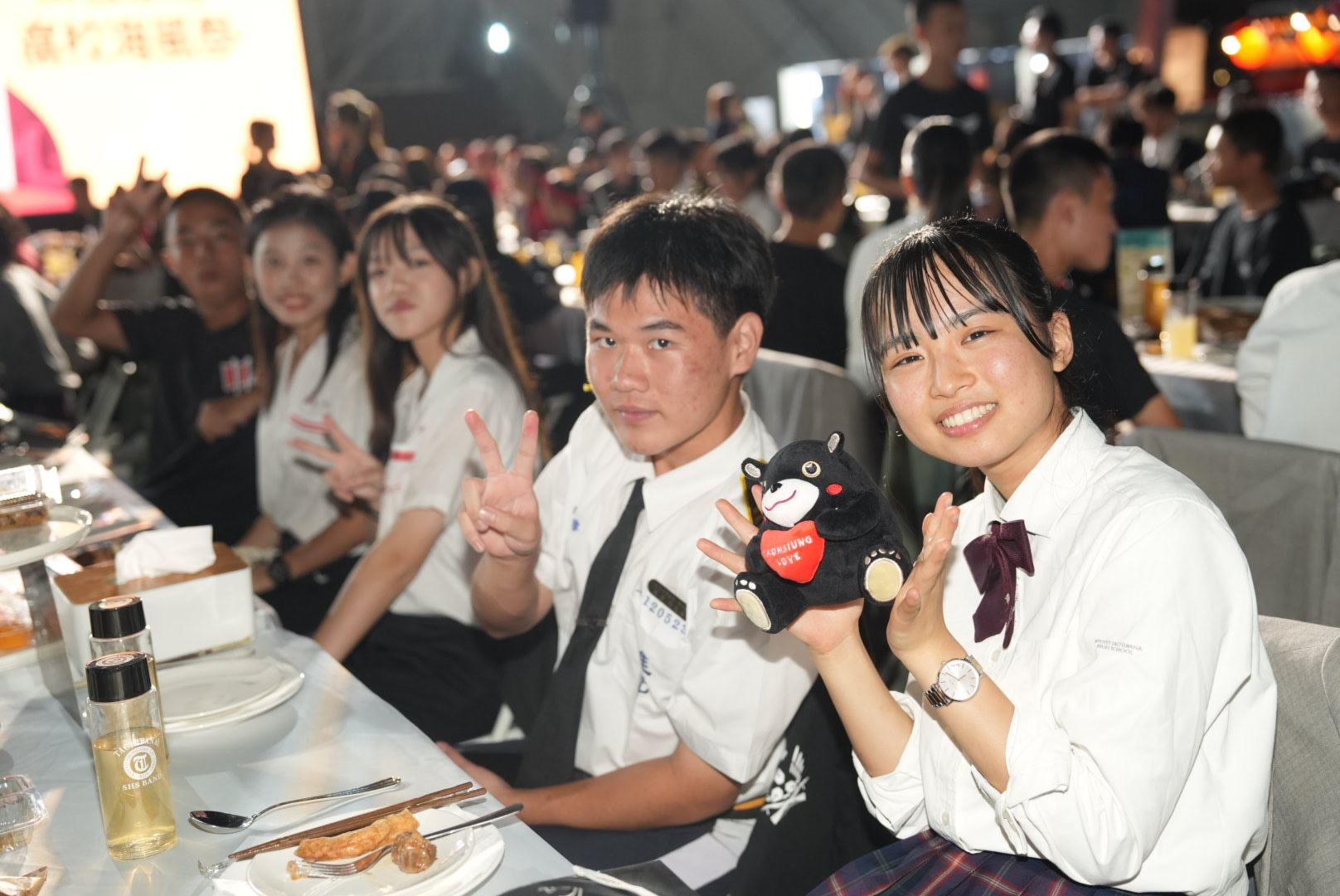 「橘色惡魔高校海風祭」讓台日學生玩得非常盡興！晚宴結束時，台日學生們直呼捨不得離開，也趕緊交換彼此的社群及聯繫方式，並相約未來高雄再見！（高市府提供）