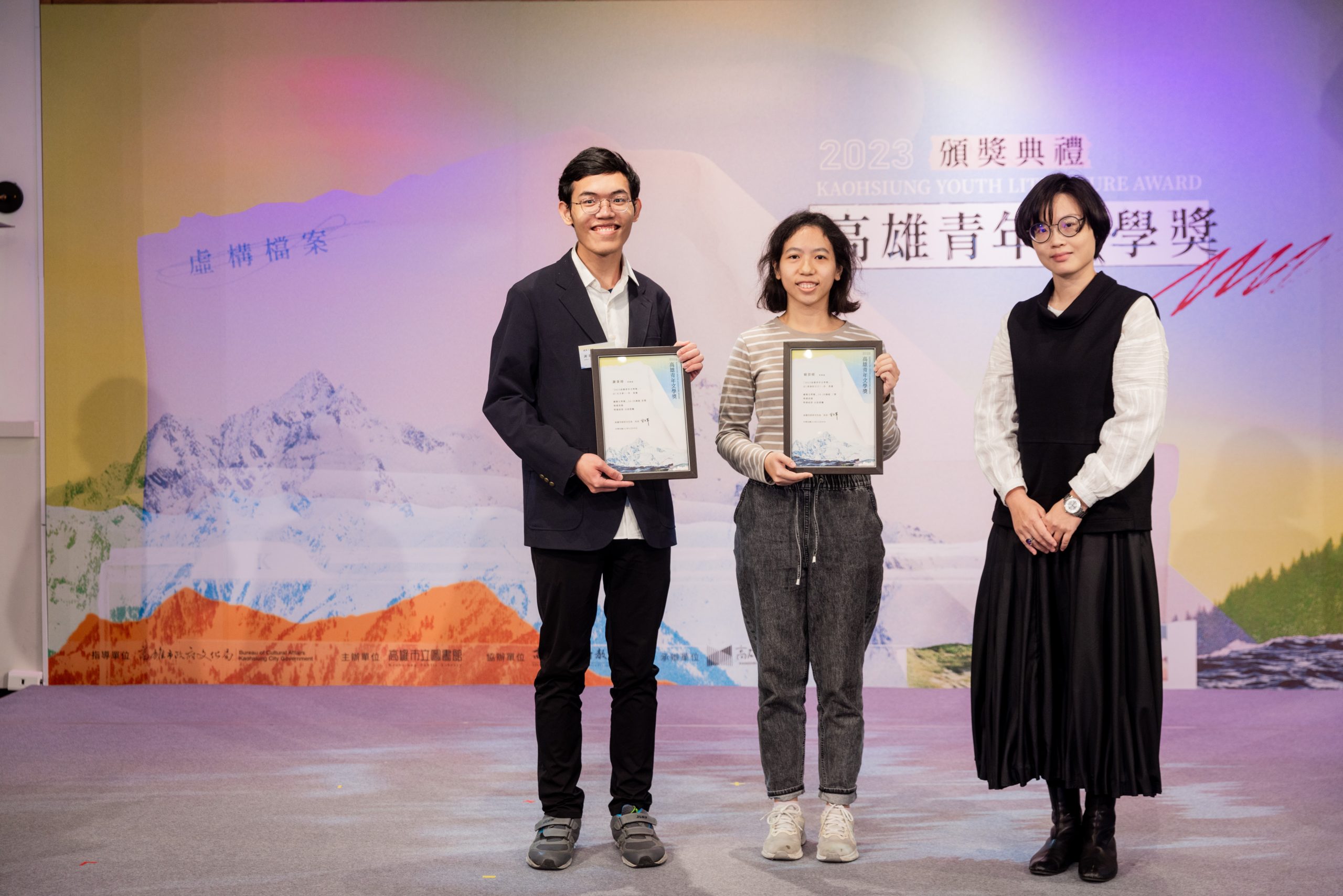 16-30歲組圖像文學得獎者與頒獎人評審潘家欣。（高雄市立圖書館提供）