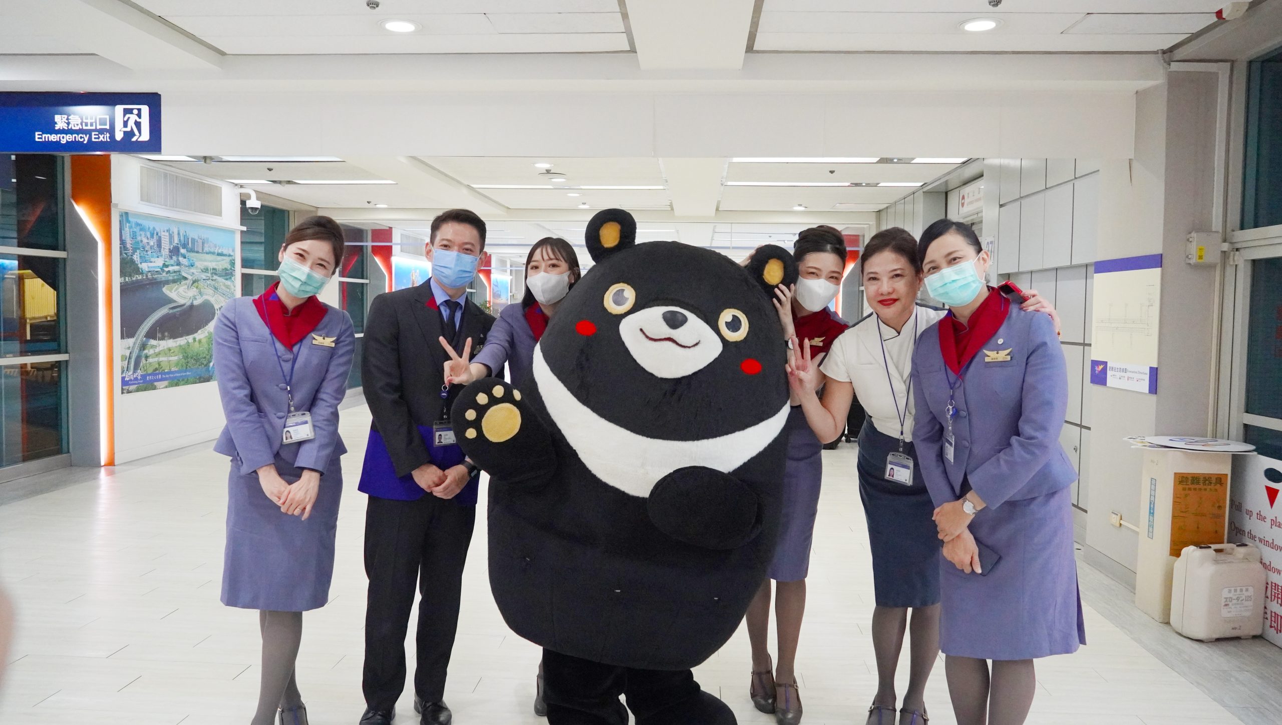 中華航空新加坡復航機組員與觀光大使高雄熊開心合影。（觀光局提供）