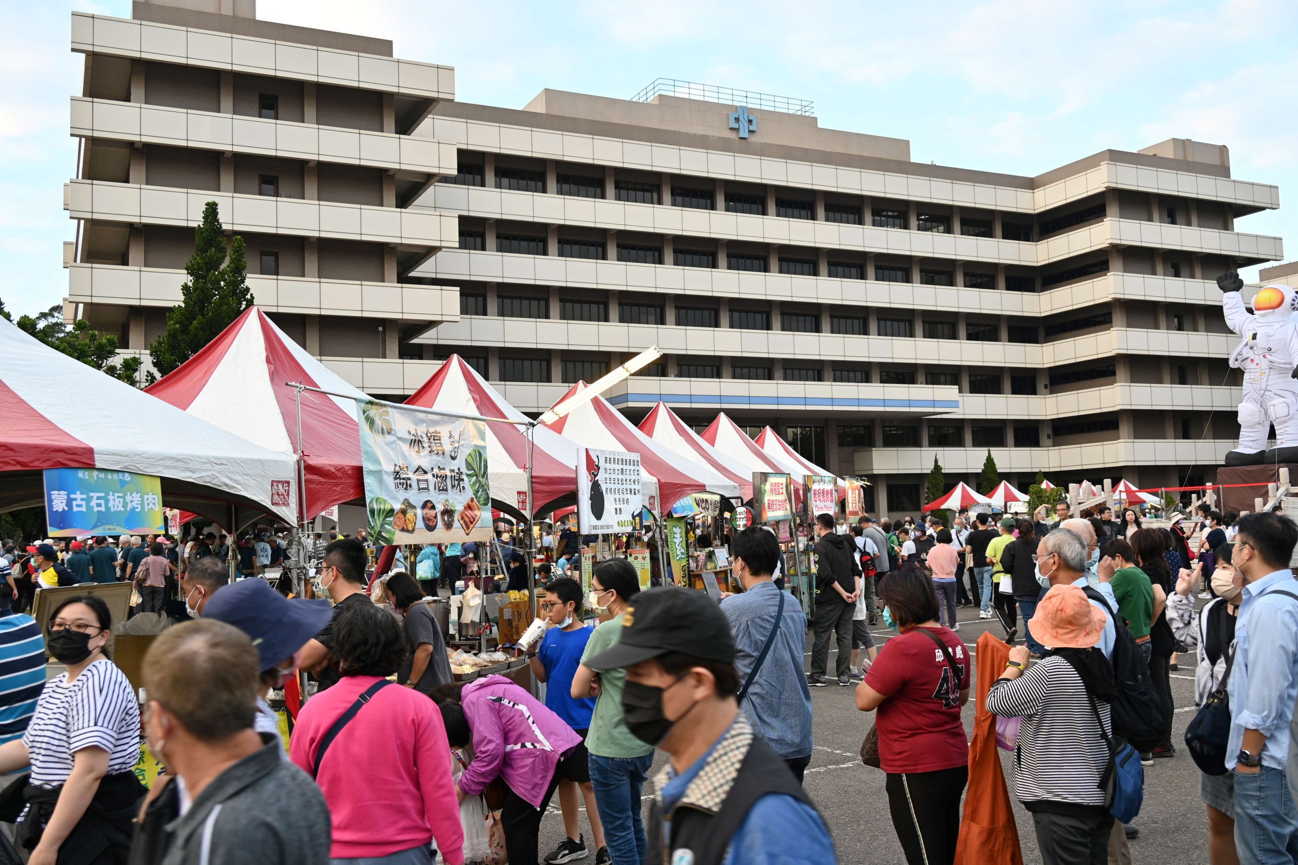 中鋼廠慶活動於小港廠行政區規劃異國美食園遊會，同仁攜家帶眷享受周末溫馨美好。（中鋼提供）