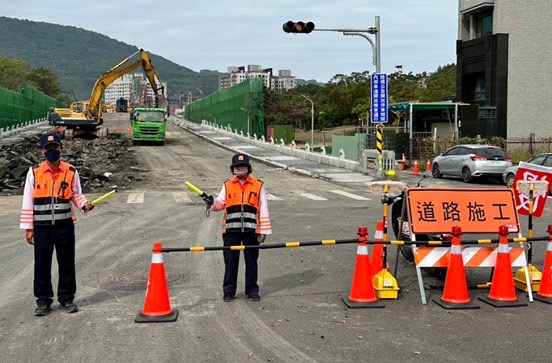 九如橋拆除工程封閉河西路、同盟路橋下涵洞施工，警籲用路人改道。（高市警交大提供）