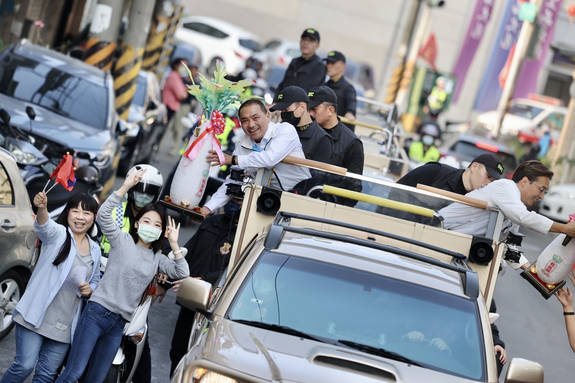 侯友宜車隊大岡山地區掃街拜票。（國民黨提供）