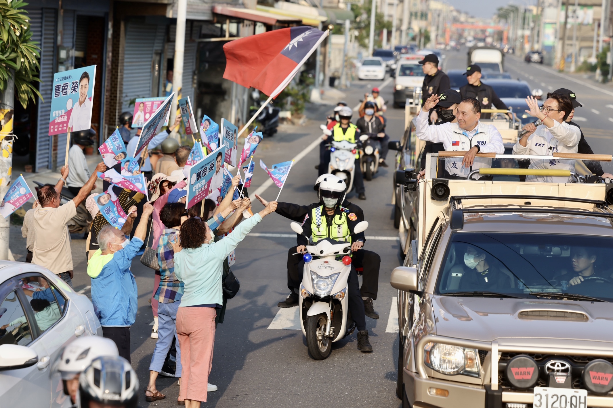 侯友宜車隊大岡山地區掃街拜票。（國民黨提供）