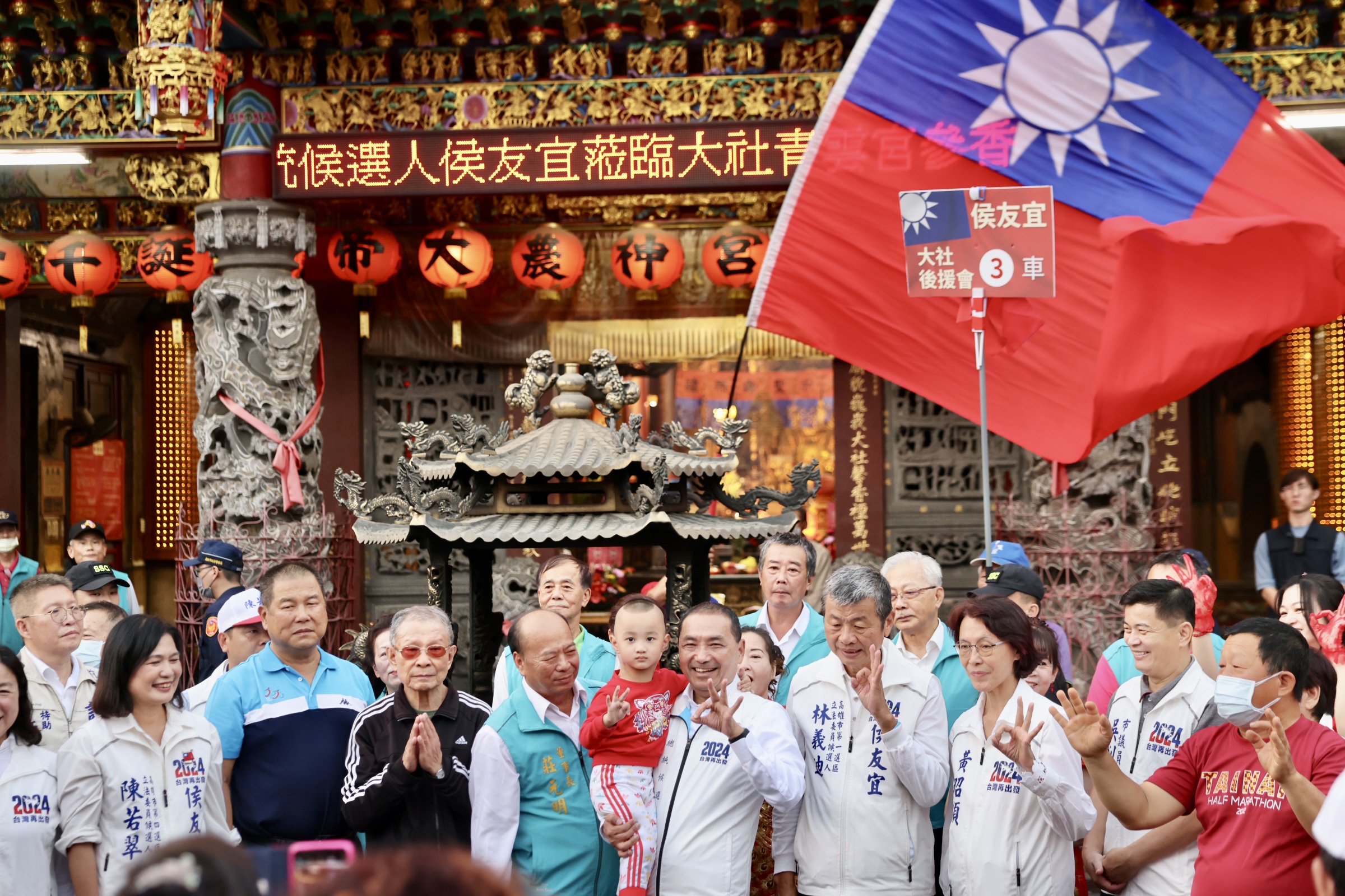 侯友宜車隊大岡山地區掃街拜票。（國民黨提供）