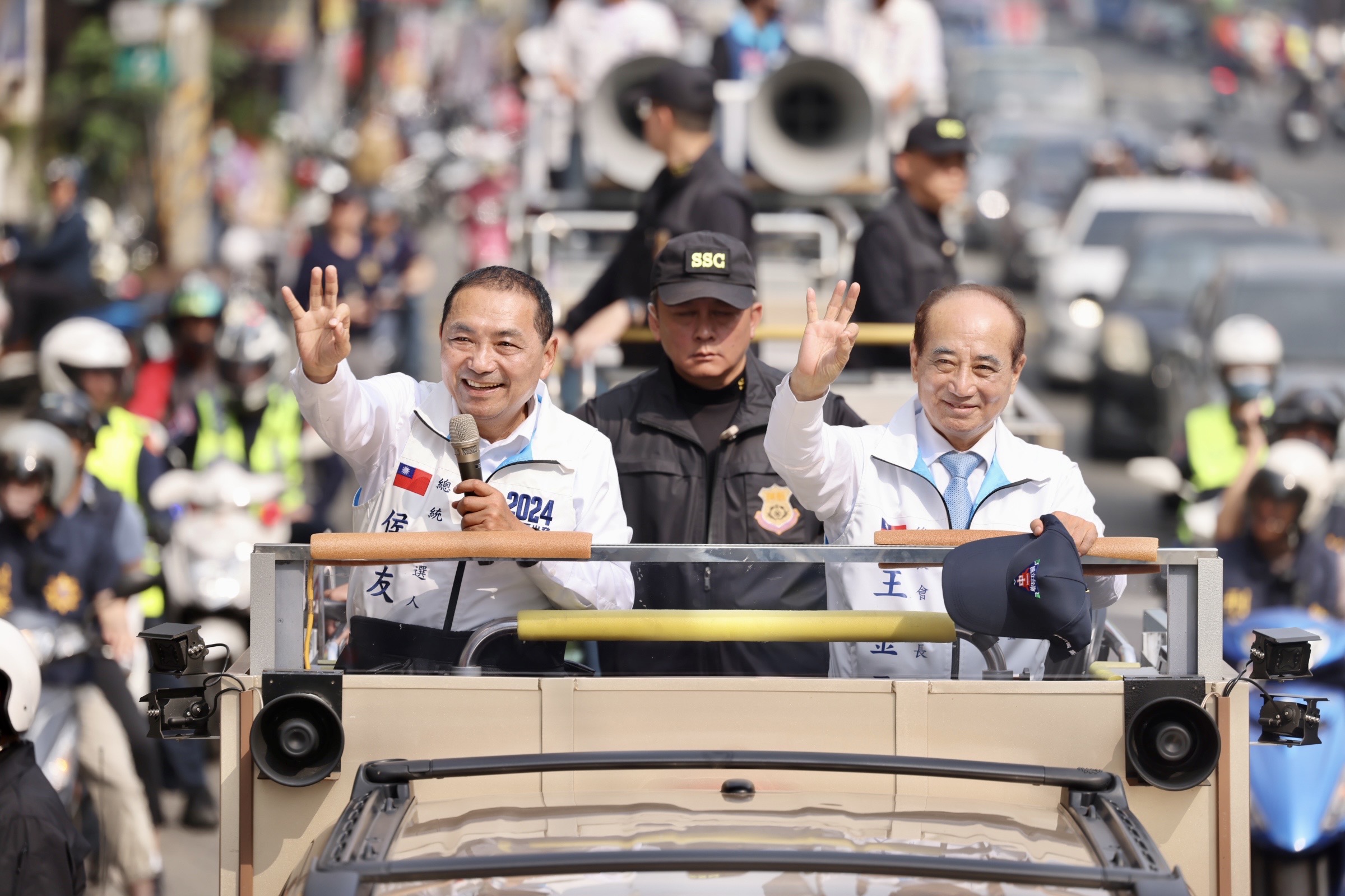 侯友宜高雄車掃，要從南部贏回台灣。（國民黨提供）