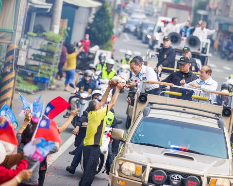 侯友宜高雄車掃，要從南部贏回台灣。（國民黨提供）