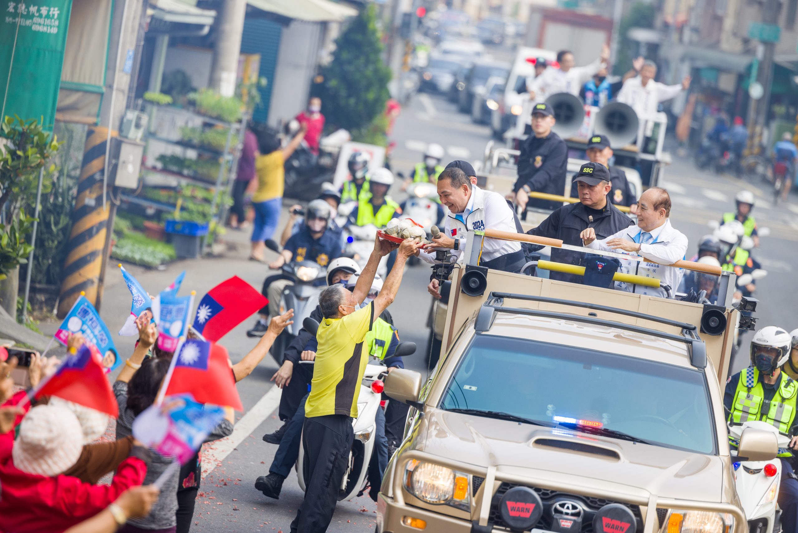 侯友宜高雄車掃，要從南部贏回台灣。（國民黨提供）