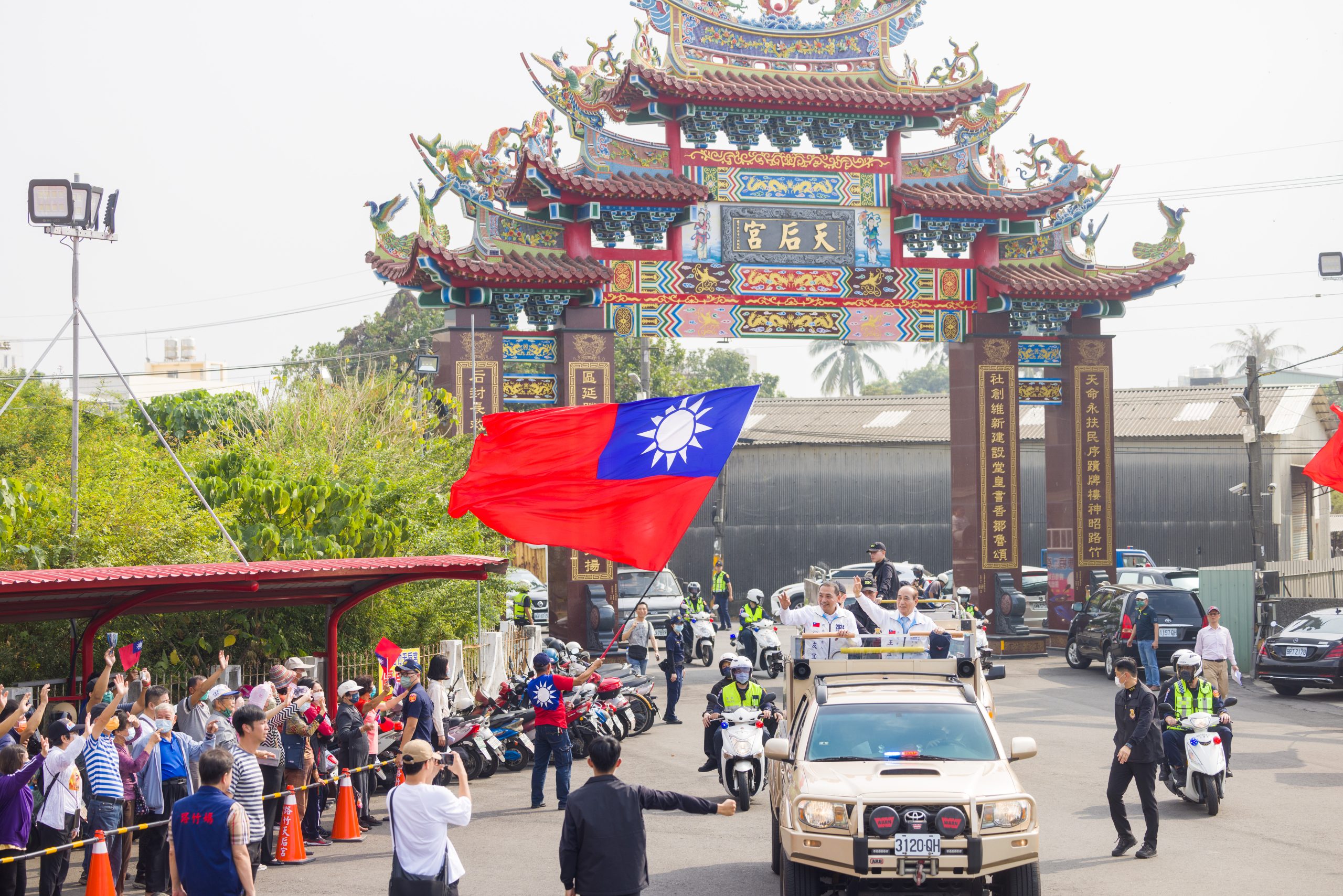 侯友宜高雄車掃，要從南部贏回台灣。（國民黨提供）