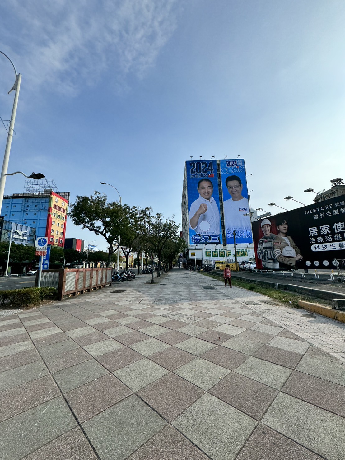 侯康配高雄首面大看板上架。（國民黨提供）