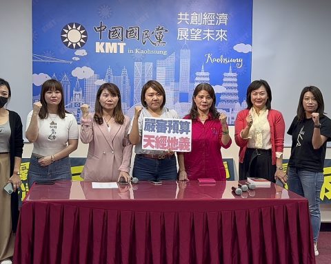 高雄市議會國民黨團抗議民進黨護航總預算審查。（國民黨提供）