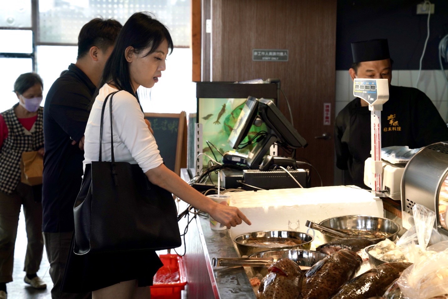 民眾於鼓山魚市場內購買海鮮料理。（海洋局提供）