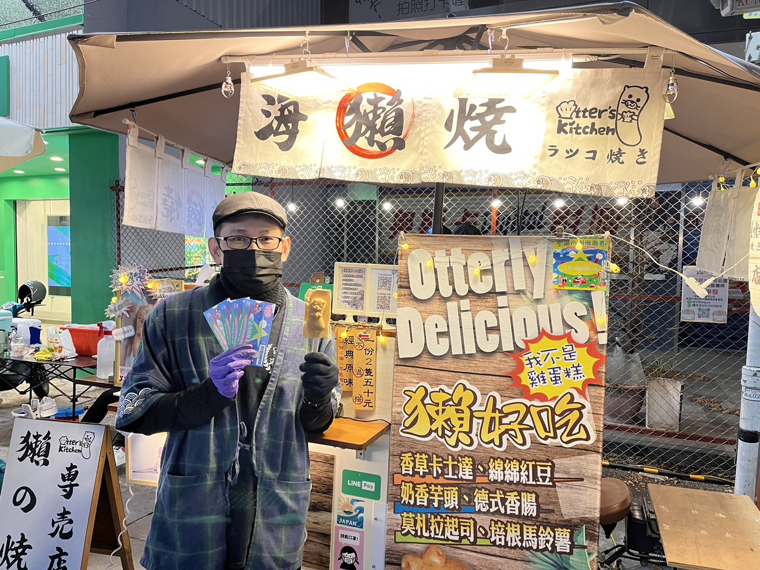 新堀江商圈攤販海獺燒老闆表示，感謝市府辦理聖誕生活節，歡迎大家拿聖誕商圈優惠券來消費。（經發局提供）