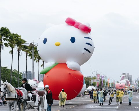 18顆大氣球與18組落地氣球齊登場。（觀光局提供）