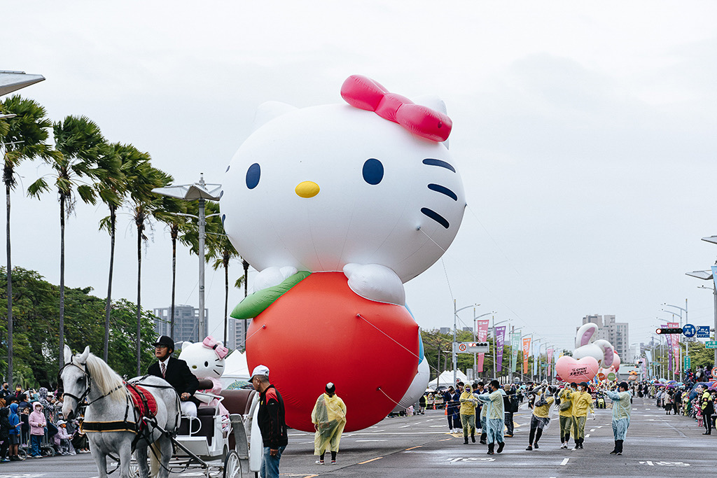 18顆大氣球與18組落地氣球齊登場。（觀光局提供）