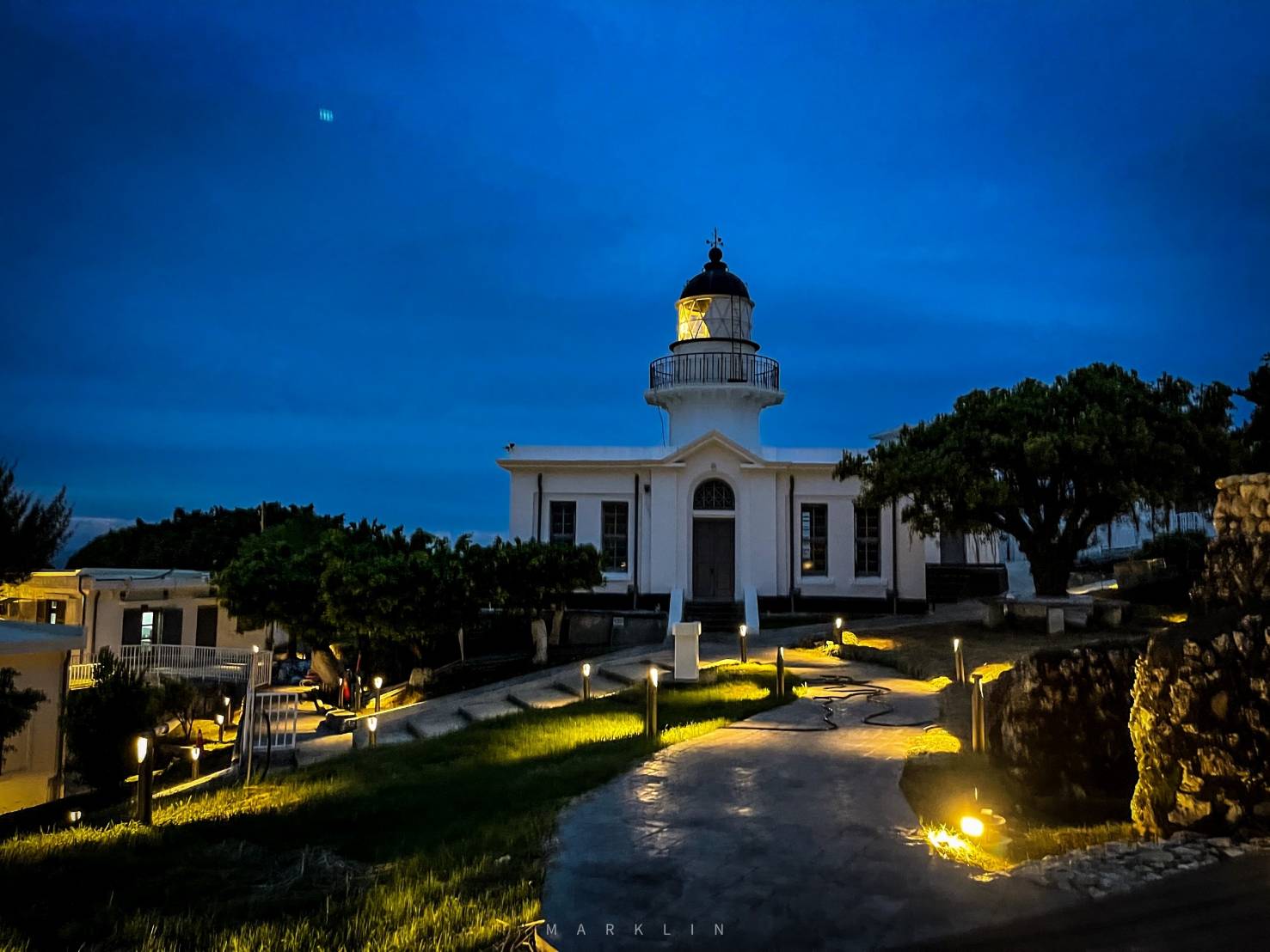 高雄燈塔的夜景迷人。（觀光局提供）